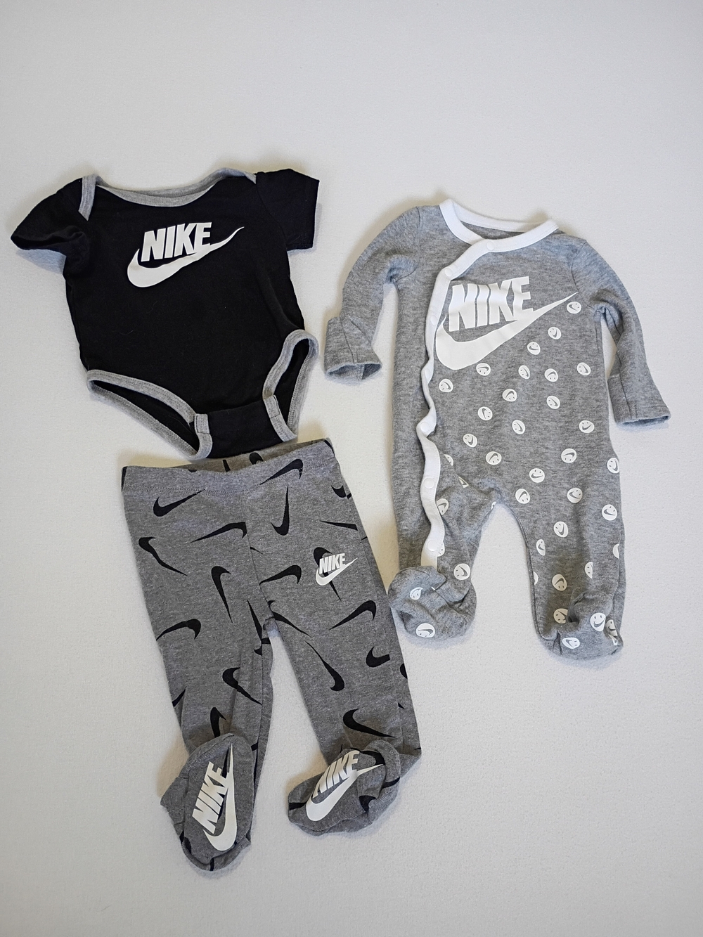 Nike 3pc. Bodysuit, Footed Pants, Smile Nike Footed Pajamas Size 3 Months
